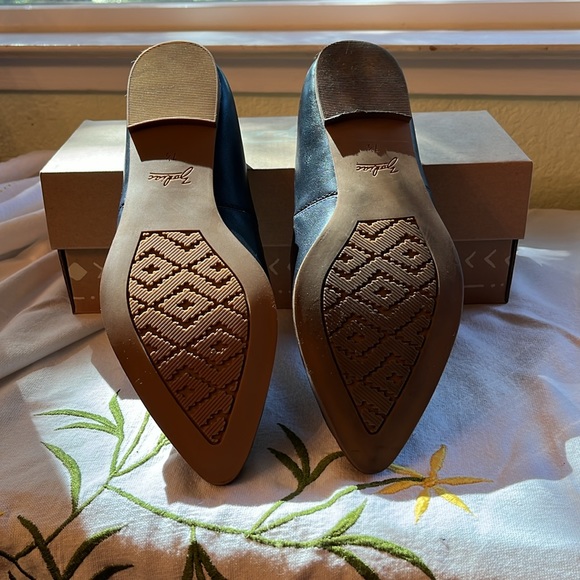 Zodiac pointed toe flats. 7 1/2 M - Picture 2 of 6